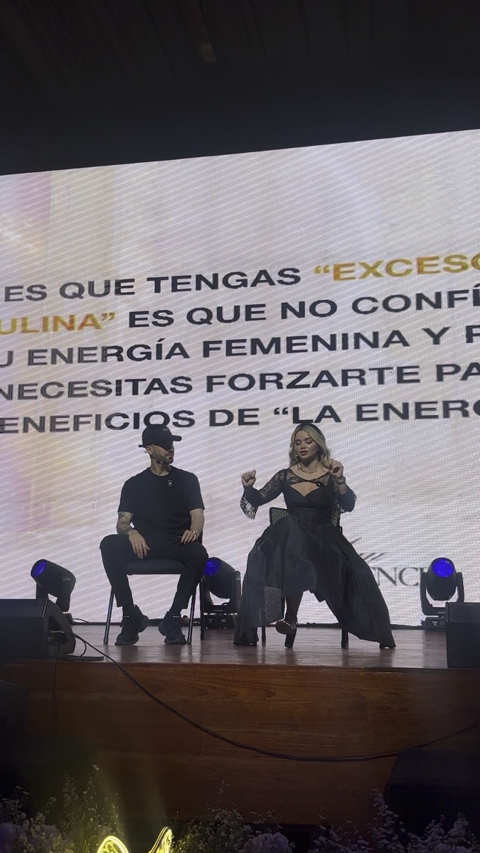 Valen y Javi compartiendo en un escenario