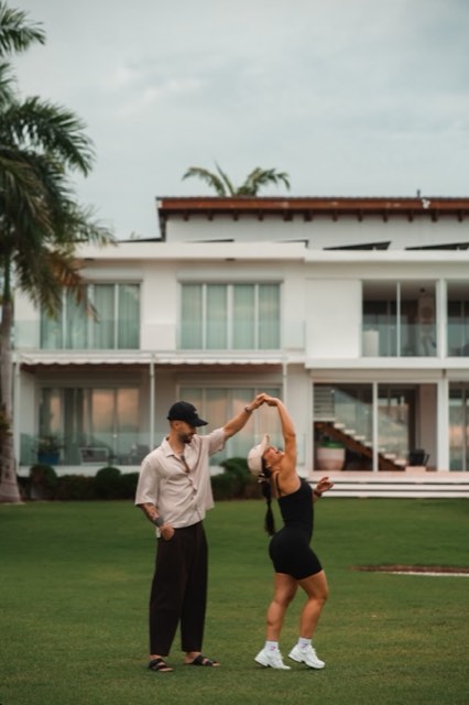 Valentina y Javi bailando en el jardín