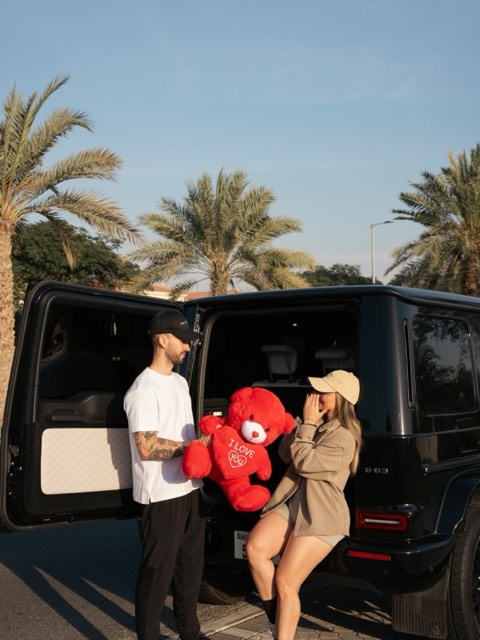 Javi le da un peluche a Valentina, que se sorprende