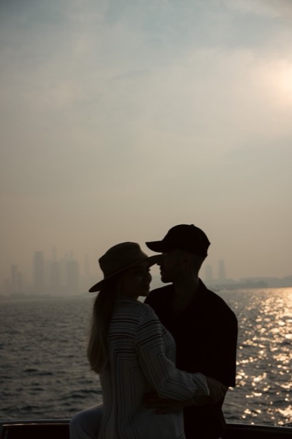Valentina y Javi abrazados en silueta sobre el mar