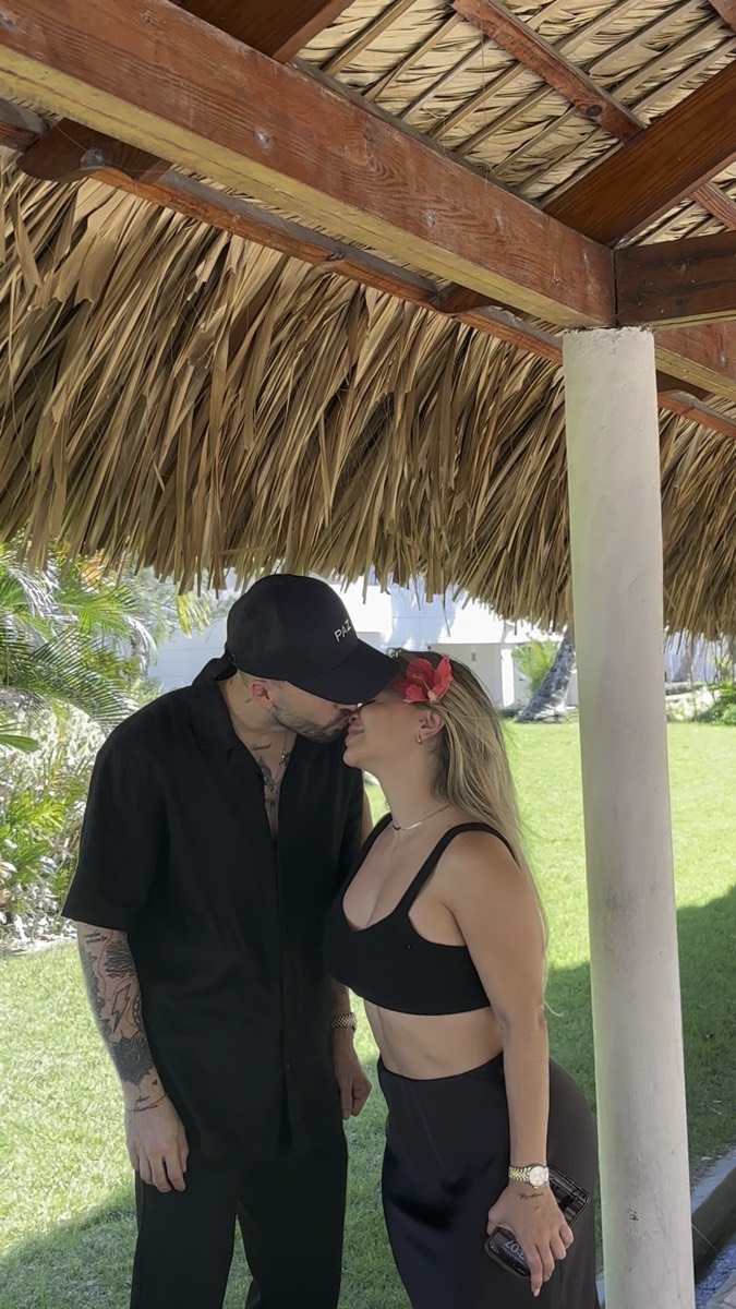 Javi besa a Valen bajo una pérgola